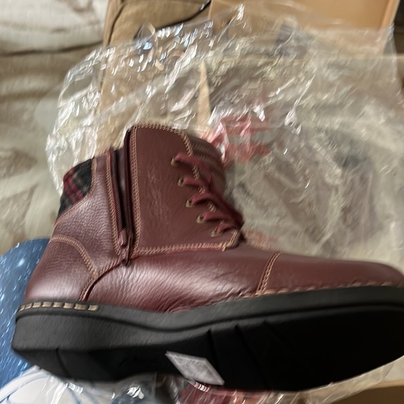 Clarks great comfort short boot with side zipper. Never worn. In the Boxsize 9M - Picture 4 of 7
